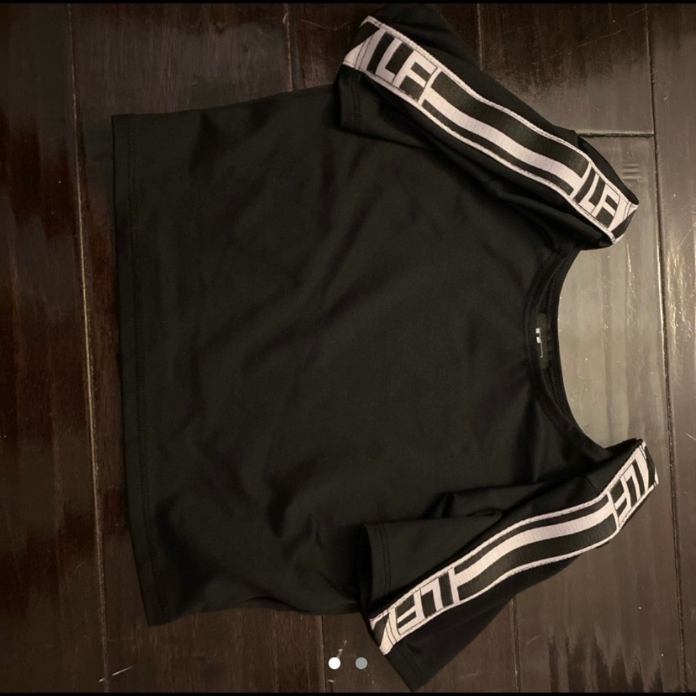 lf cropped black shirt.